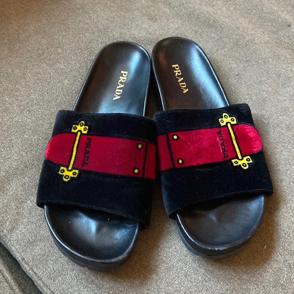 Sz. 41 Prada Black Velvet Slides